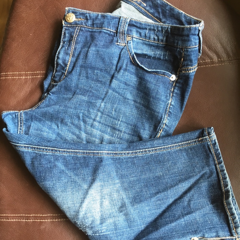 Seven7 Medium Wash Jean Capris